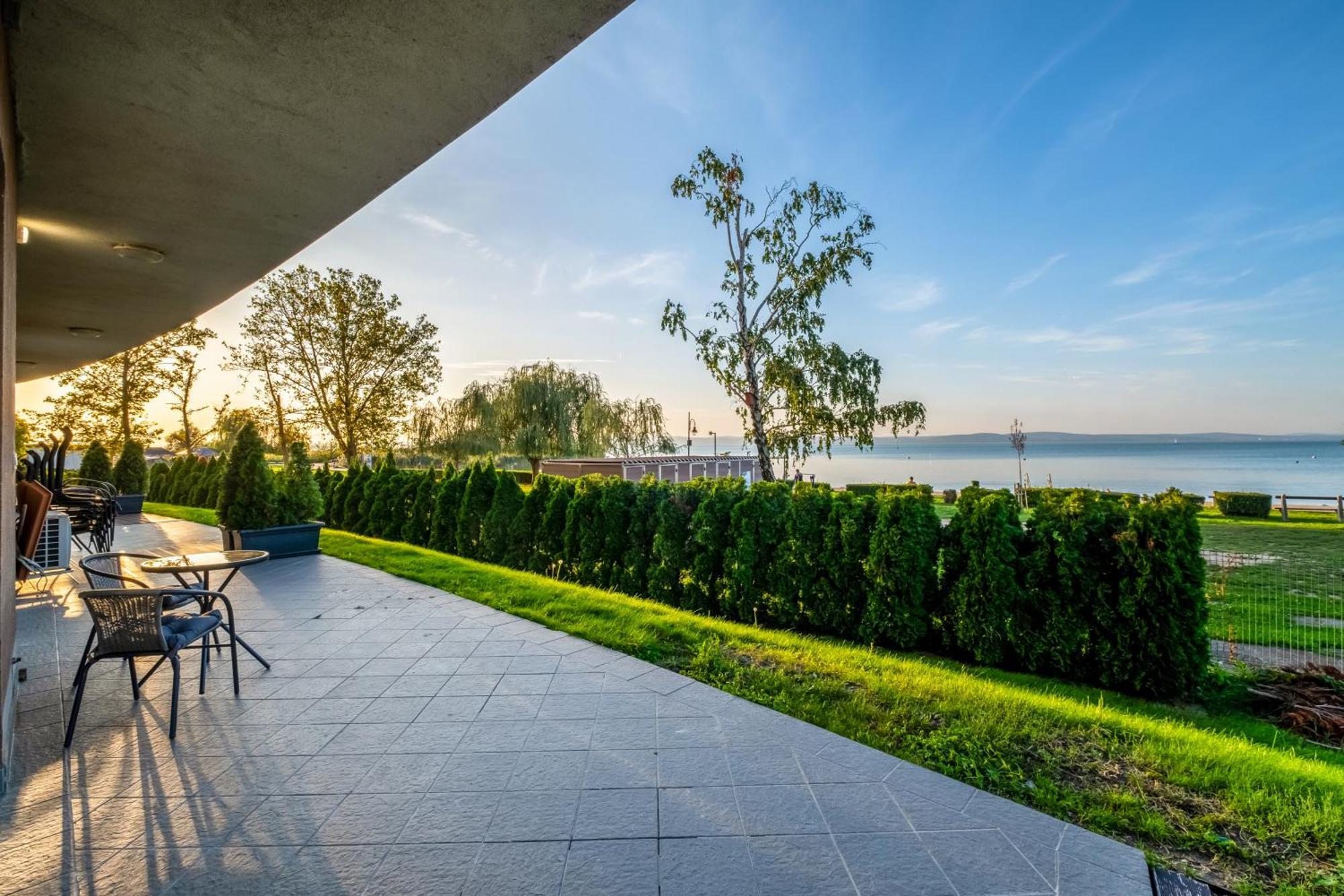 Myflat Club 218 Garden Wellness Apartments Шіофок Екстер'єр фото