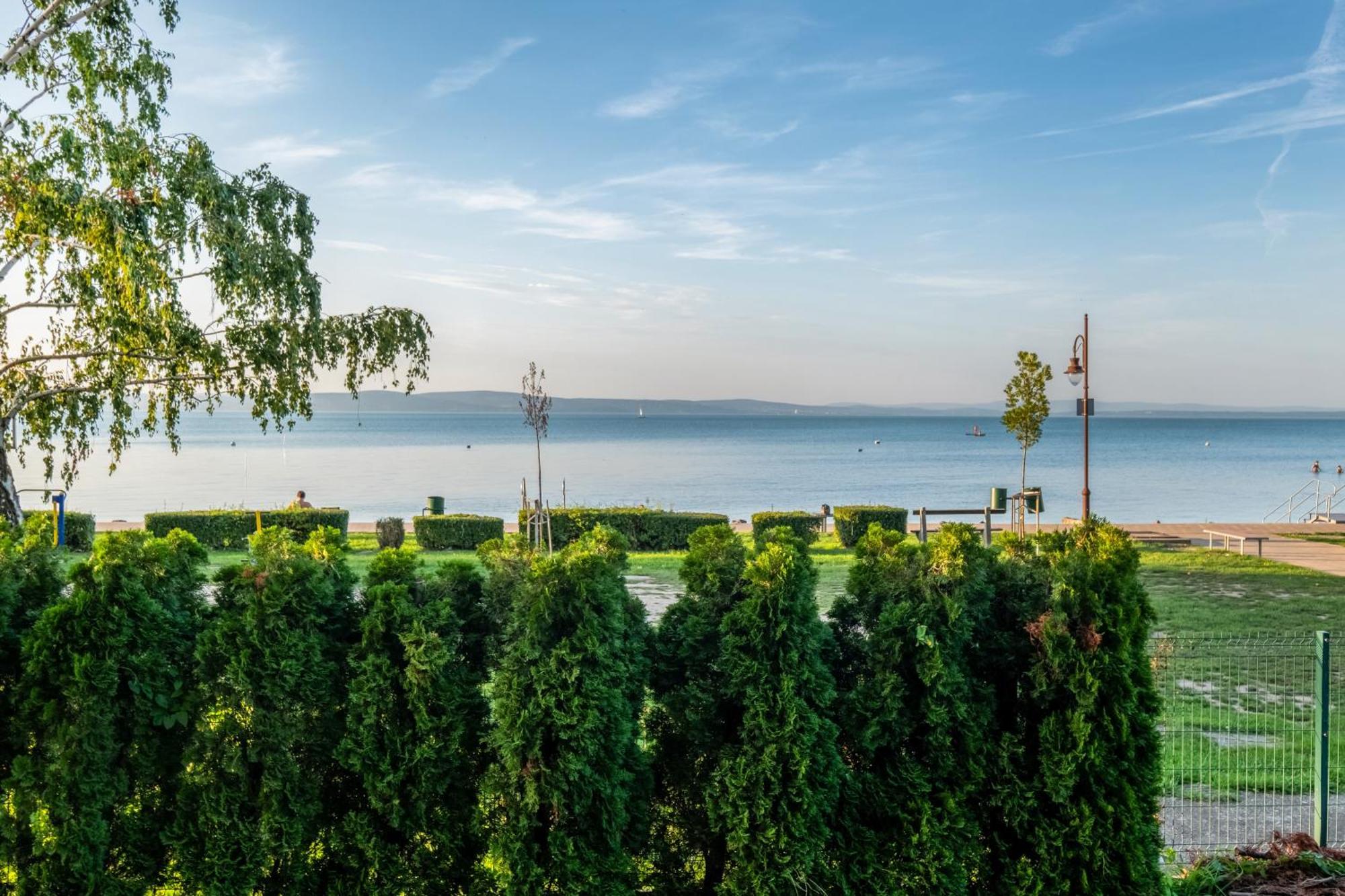 Myflat Club 218 Garden Wellness Apartments Шіофок Екстер'єр фото